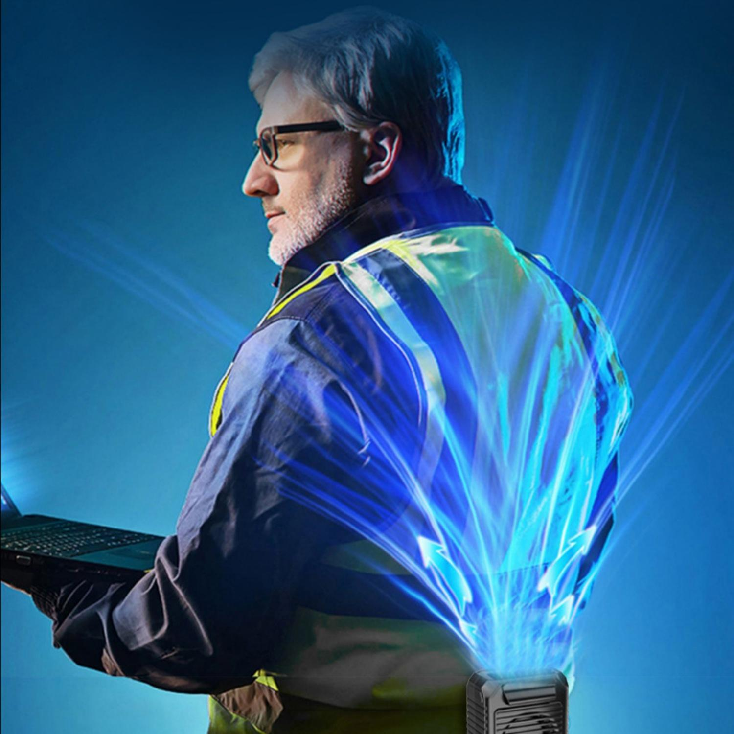 Mann mit reflektierender Weste hält Laptop; blaue Lichtstrahlen kommen aus einem Gerät.