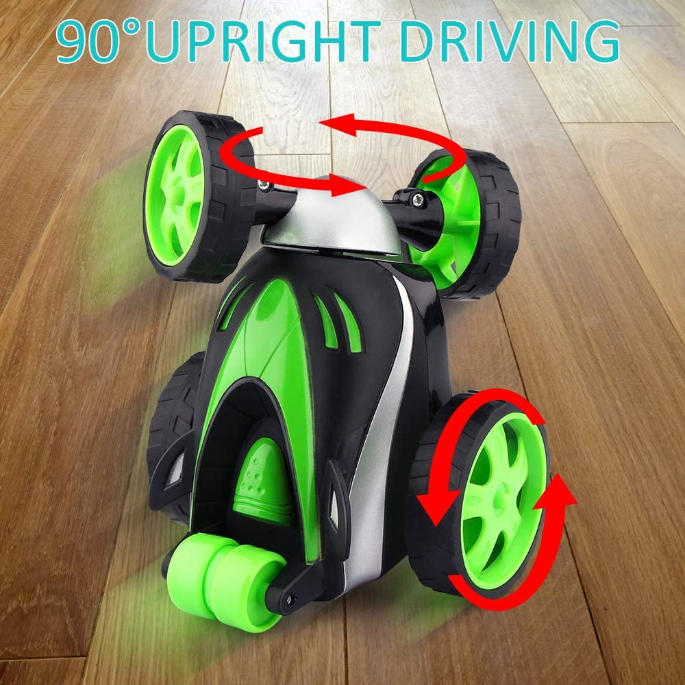 Ein schwarz-grünes Stunt-Auto mit roten Pfeilen, die die Bewegung anzeigen.