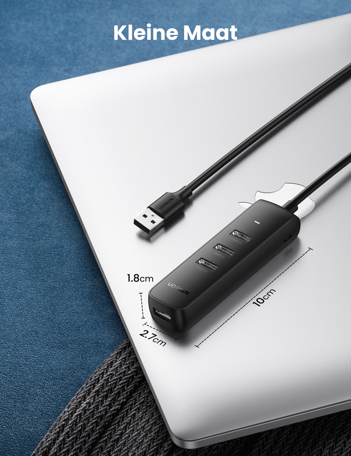 Czarny hub USB z trzema portami USB 3.0 na laptopie. Wymiary pokazane.