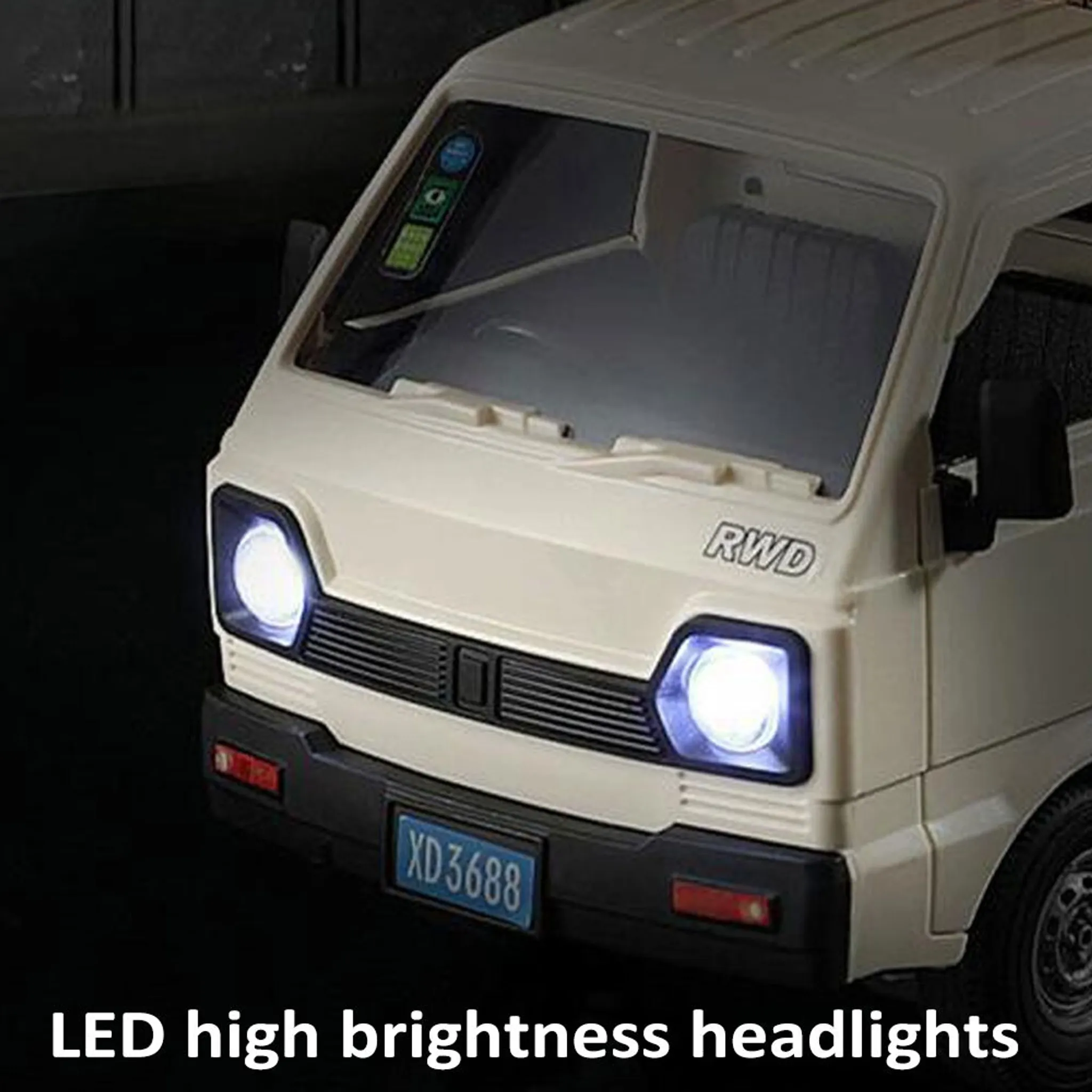 Weißer Van mit hellen LED-Scheinwerfern und Kennzeichen XD3688.