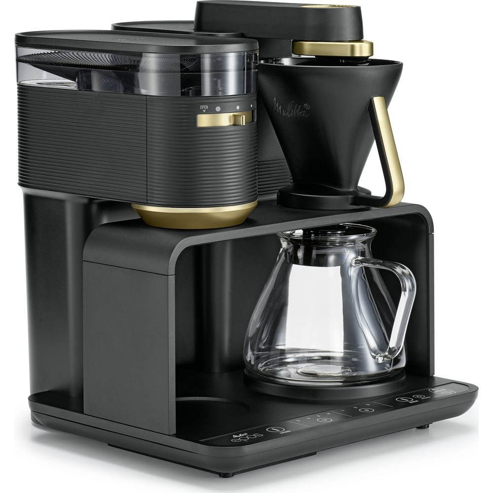 Czarna maszyna do kawy ze złotym wykończeniem i szklanym dzbankiem.