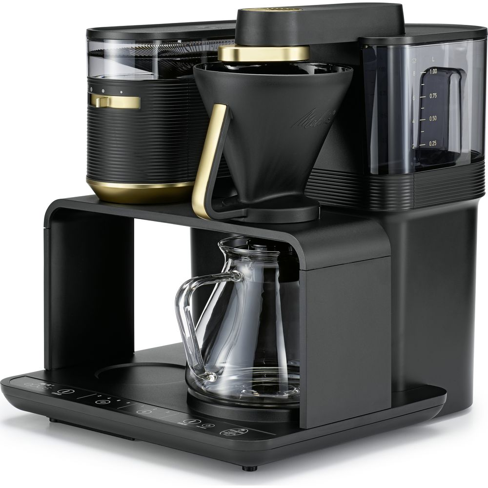 Czarny ekspres do kawy ze szklanym dzbankiem, złotymi akcentami i cyfrowym wyświetlaczem.