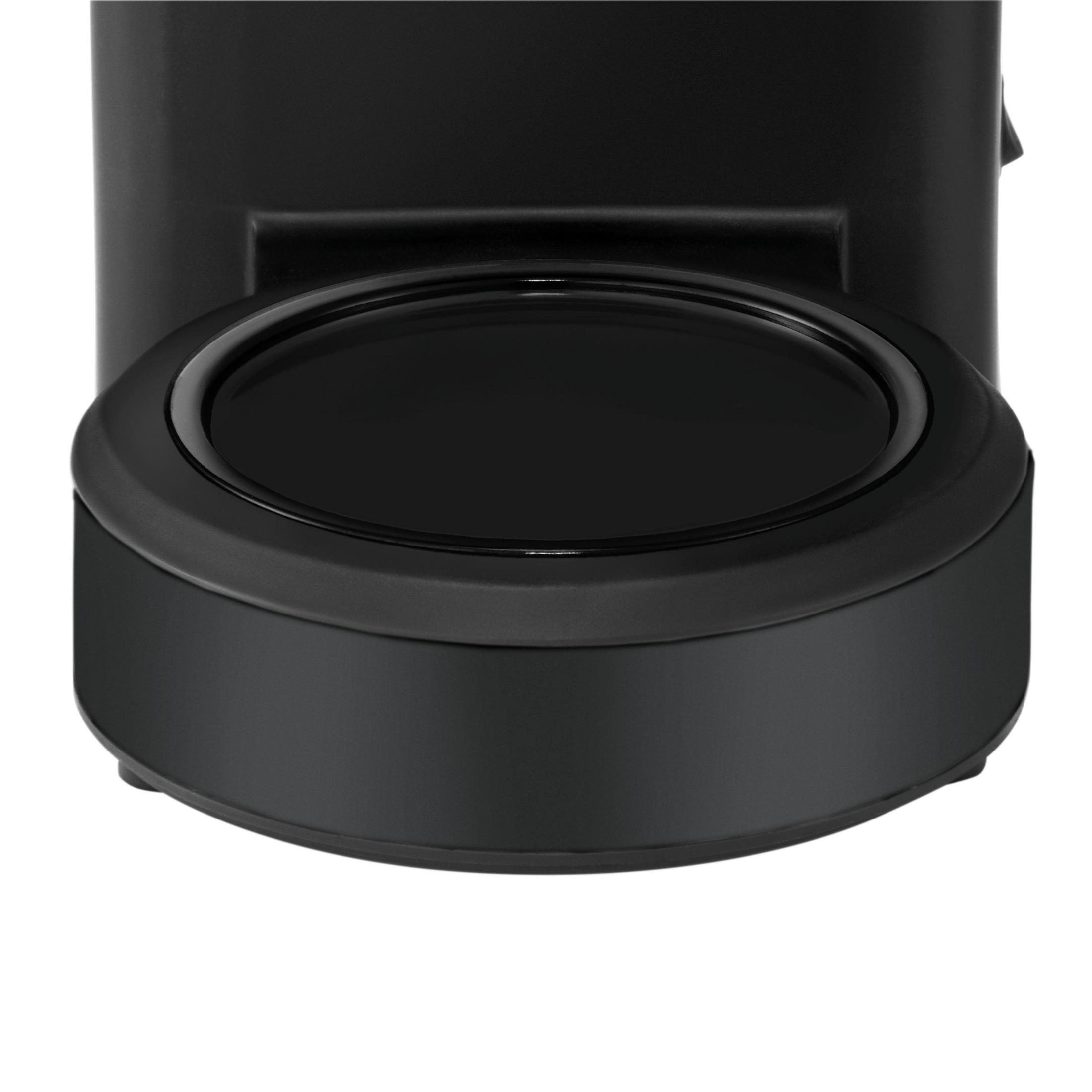 Zbliżenie czarnego okrągłego pojemnika z błyszczącym czarnym wkładem.