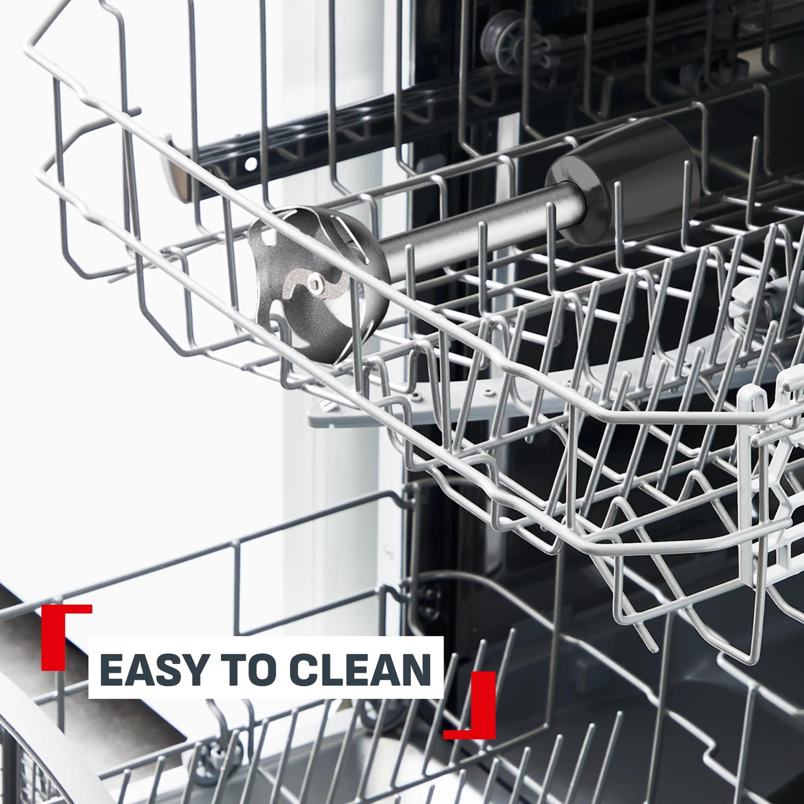 Nasadka blendera ręcznego leży w koszu zmywarki. Napis: EASY TO CLEAN