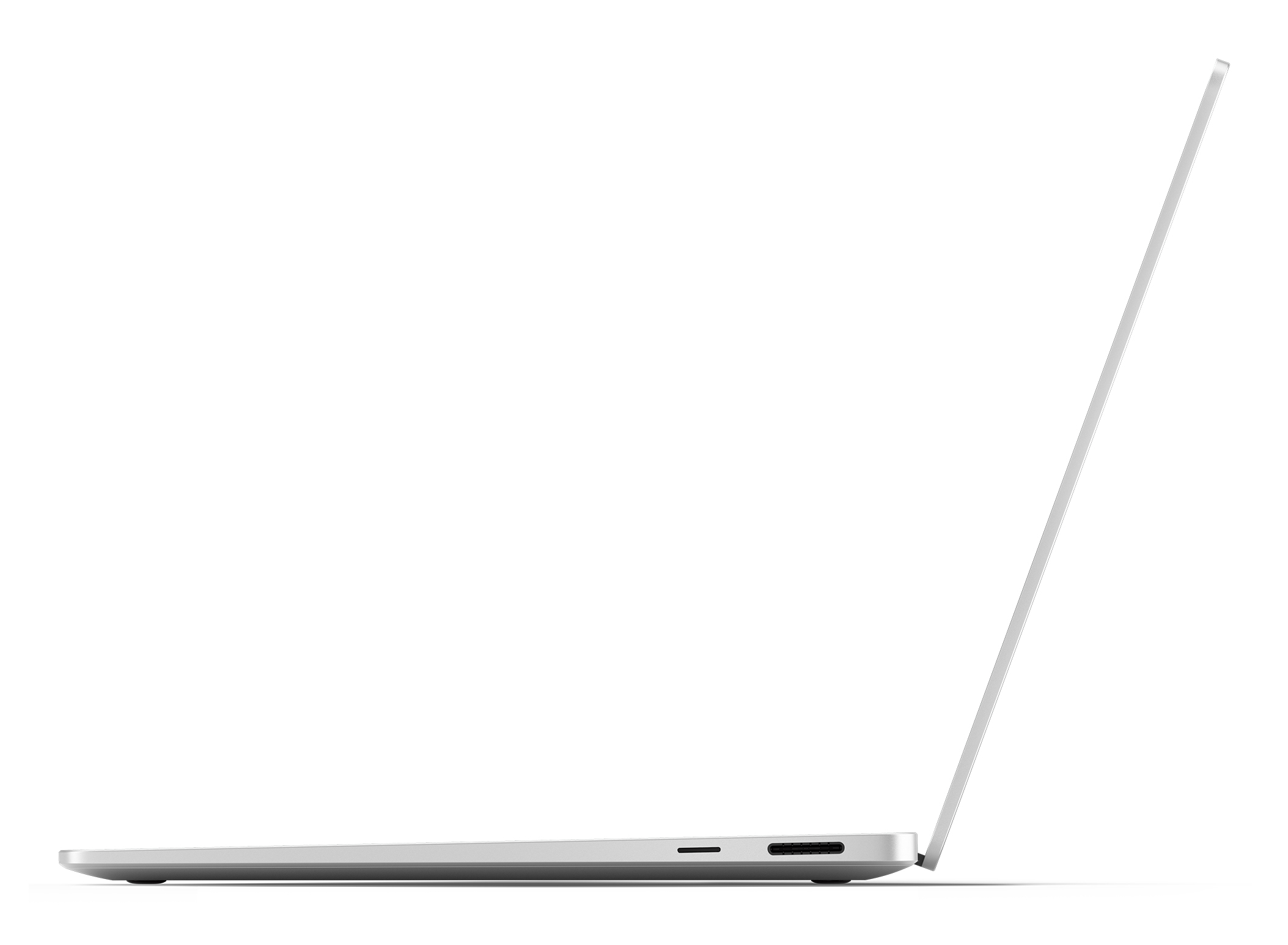 Srebrny laptop widziany z boku na białym tle.