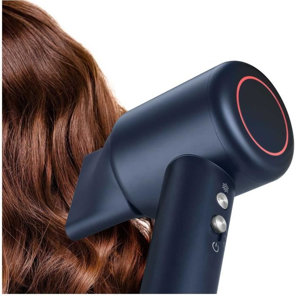 Un asciugacapelli scuro asciuga capelli castani.