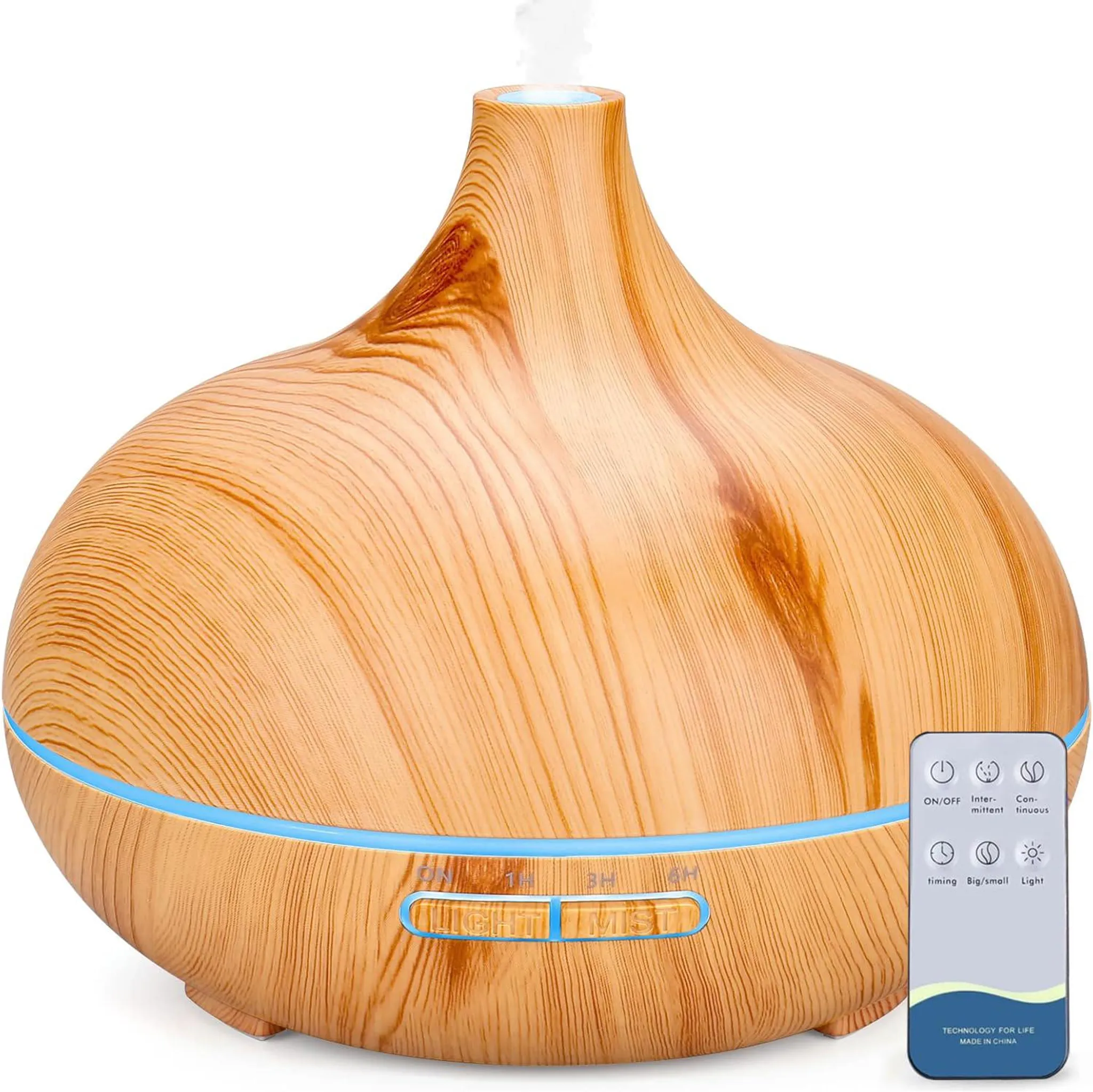 Ein hölzerner Diffusor mit blauem Licht und Fernbedienung gibt Dampf ab.