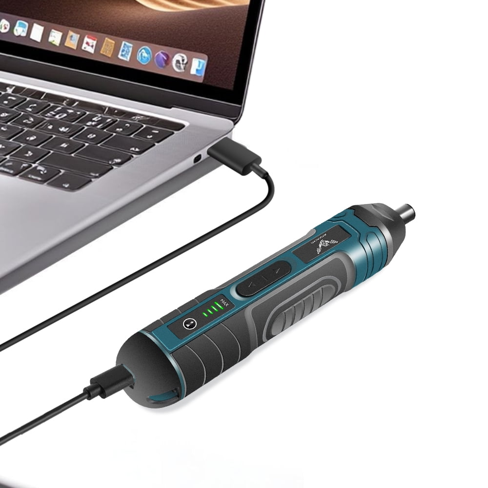 Ein teal- und schwarzfarbener Akkuschrauber wird per USB von einem Laptop aufgeladen.