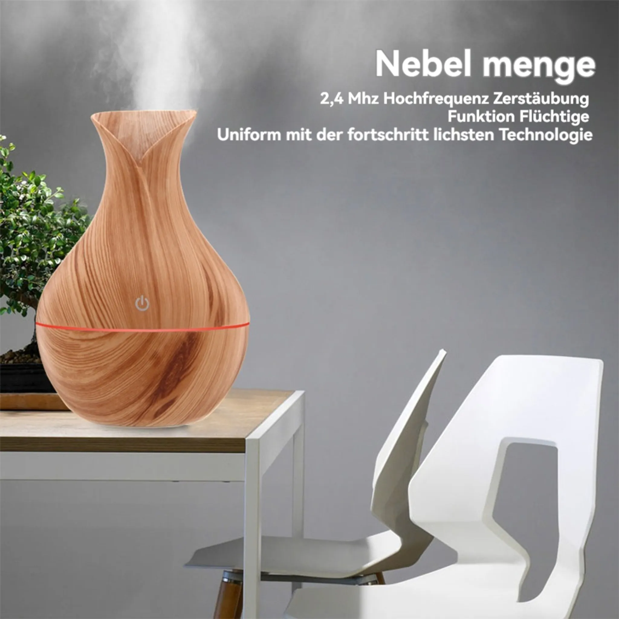 Ein holzfarbener Diffusor gibt Dampf ab. Daneben stehen weiße Stühle.