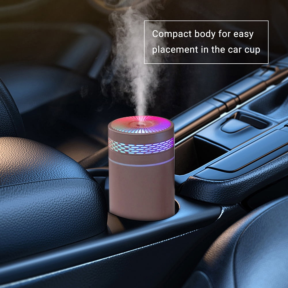 Ein brauner Luftbefeuchter mit buntem Licht gibt Nebel im Auto ab.
