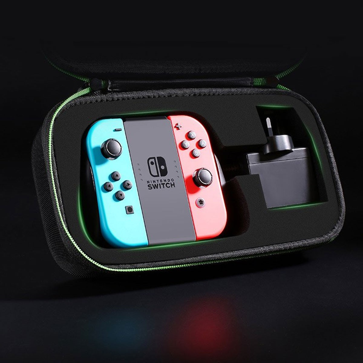Konsola Nintendo Switch z czerwonymi i niebieskimi Joy-Conami w czarnym etui.