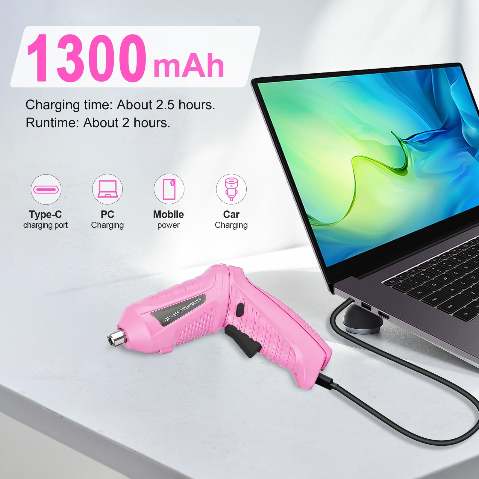 Ein pinker Akkuschrauber wird an einem Laptop geladen.