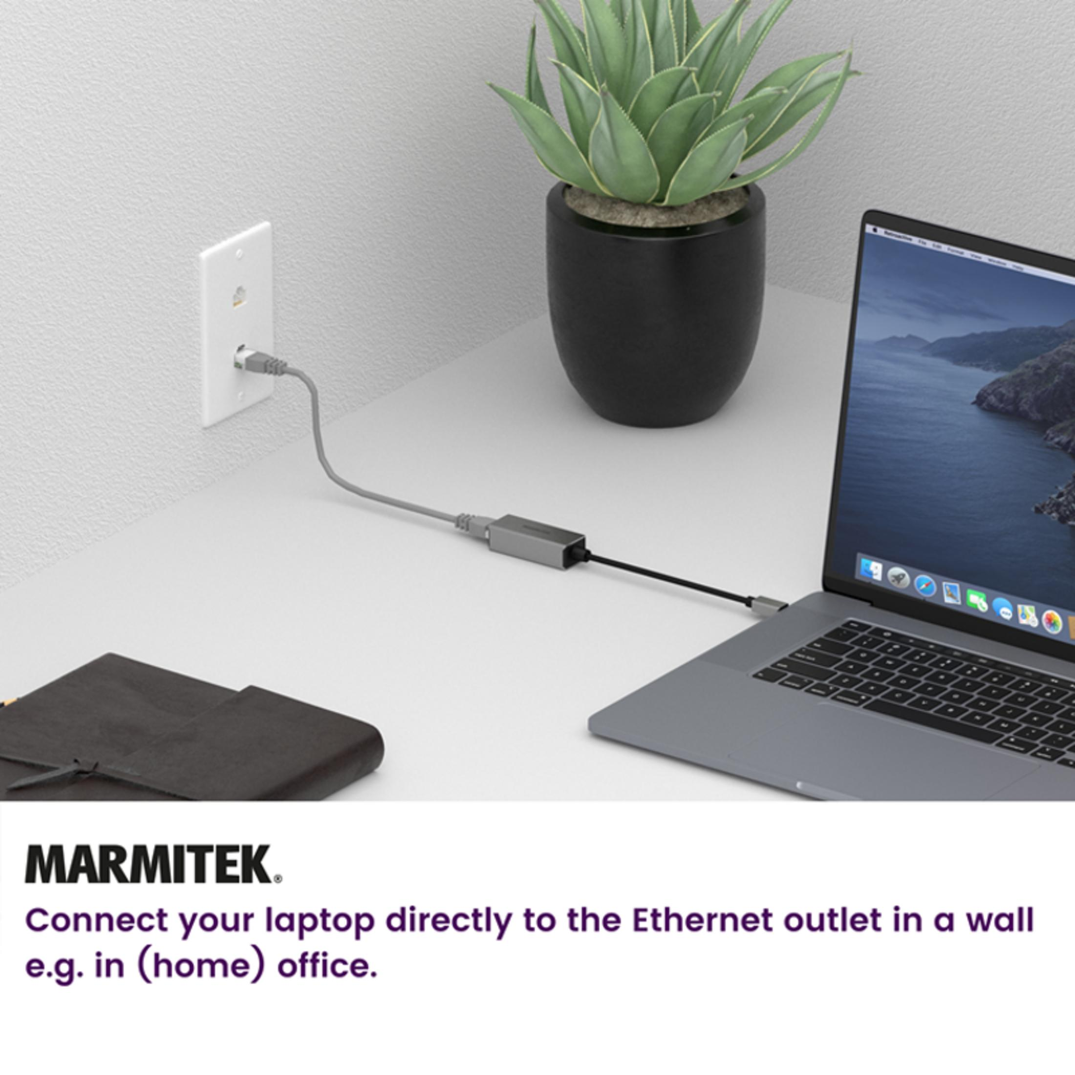 Ein Laptop ist über ein Ethernet-Kabel mit einer Wandsteckdose verbunden.