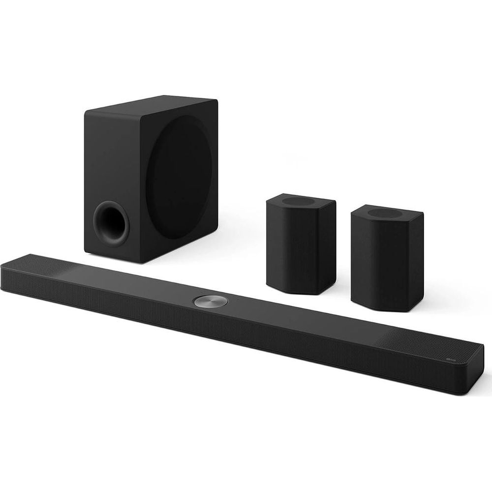 Czarna soundbar, subwoofer i dwa głośniki satelitarne na białym tle.