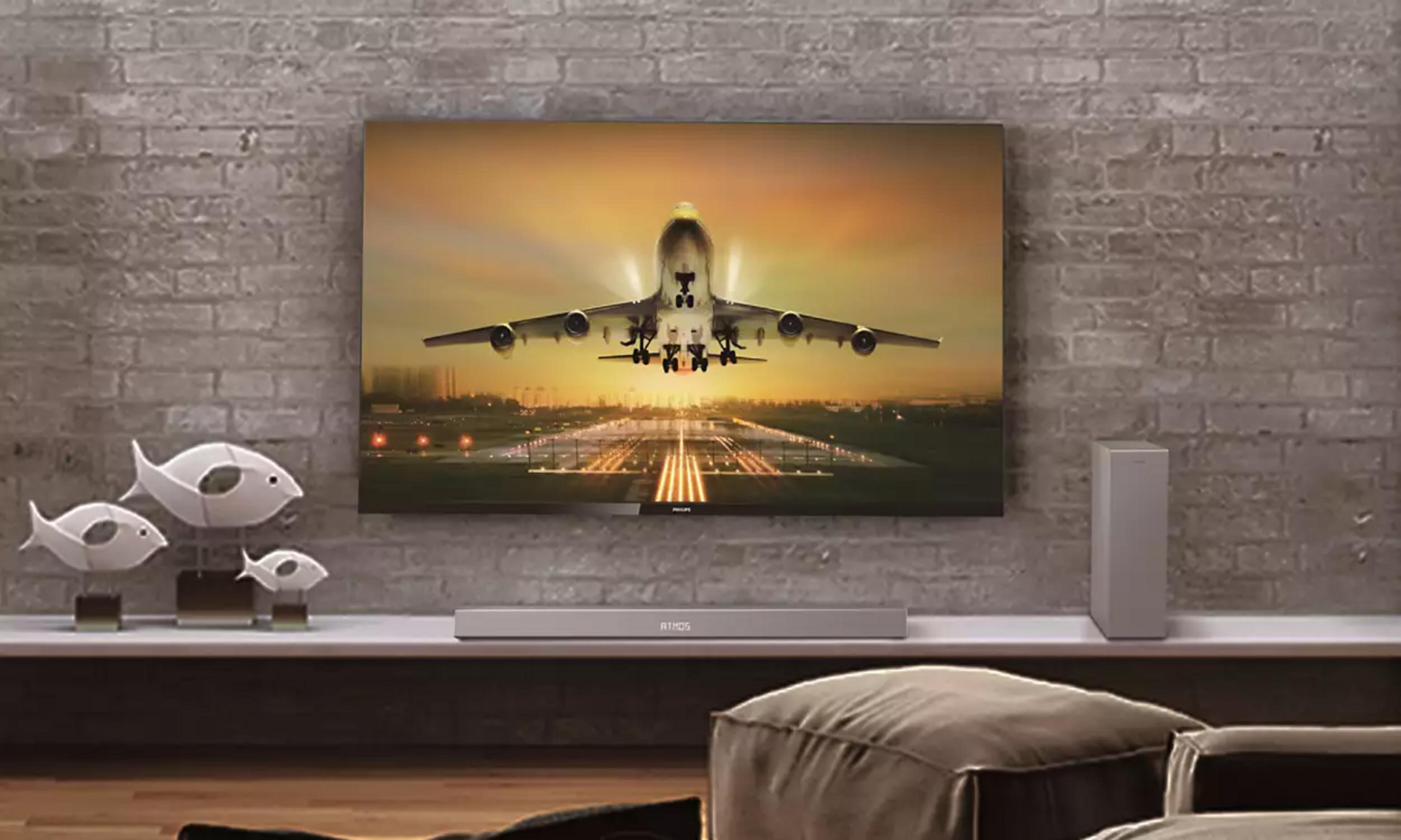 Samolot startuje z oświetlonego pasa startowego o zachodzie słońca.