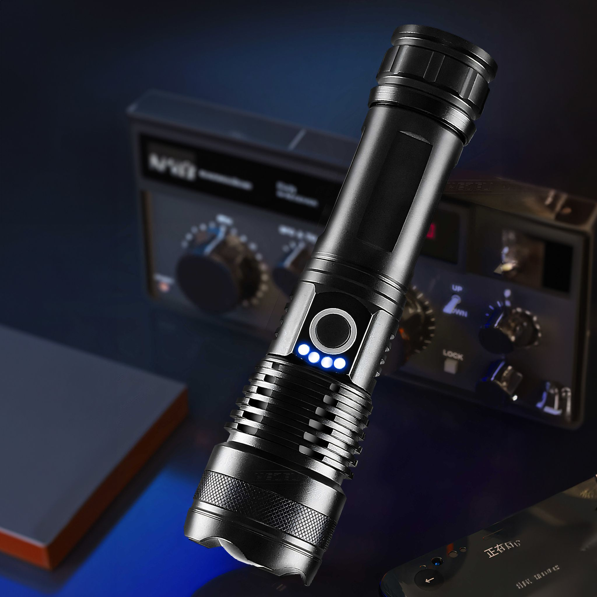 Schwarze Taschenlampe mit blauen Lichtern und Bedienelementen im Hintergrund.