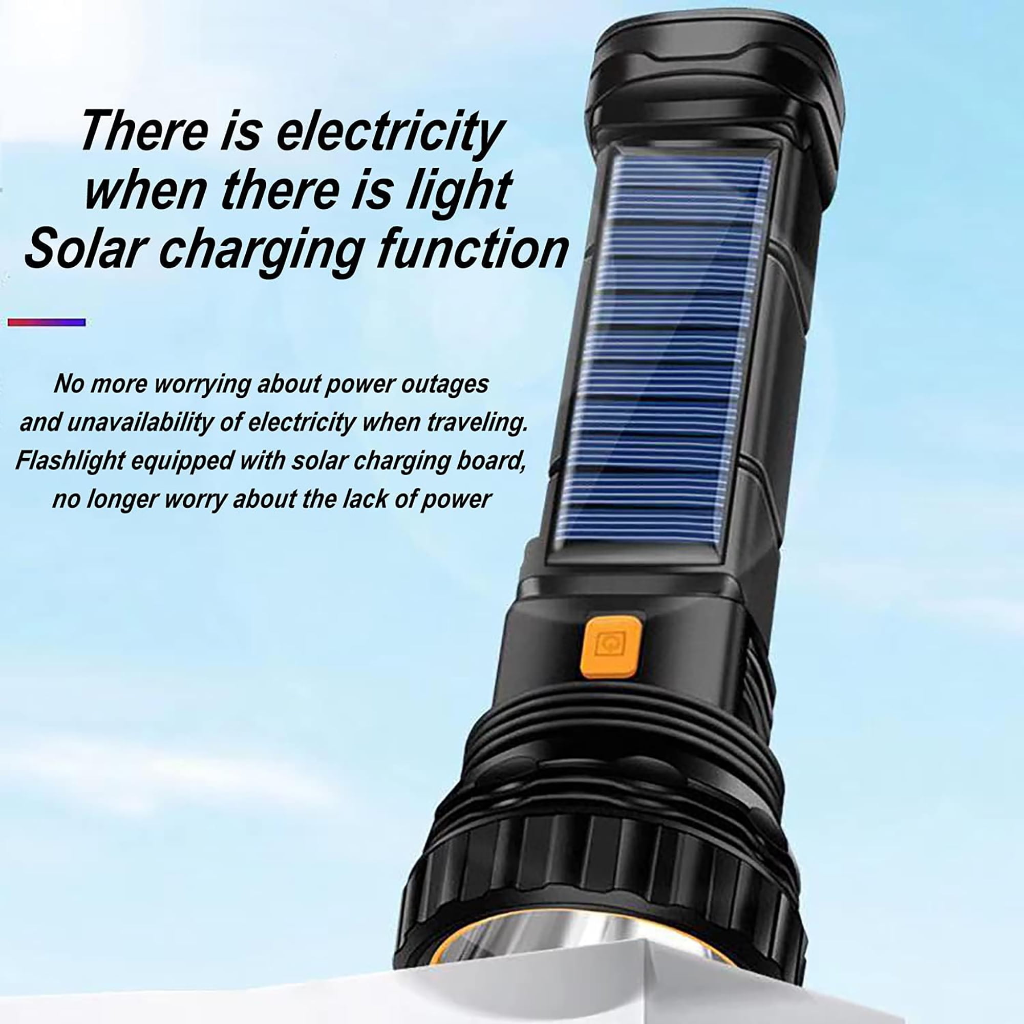 Schwarze Taschenlampe mit Solarpanel und orangefarbenem Knopf, steht auf weißem Untergrund.