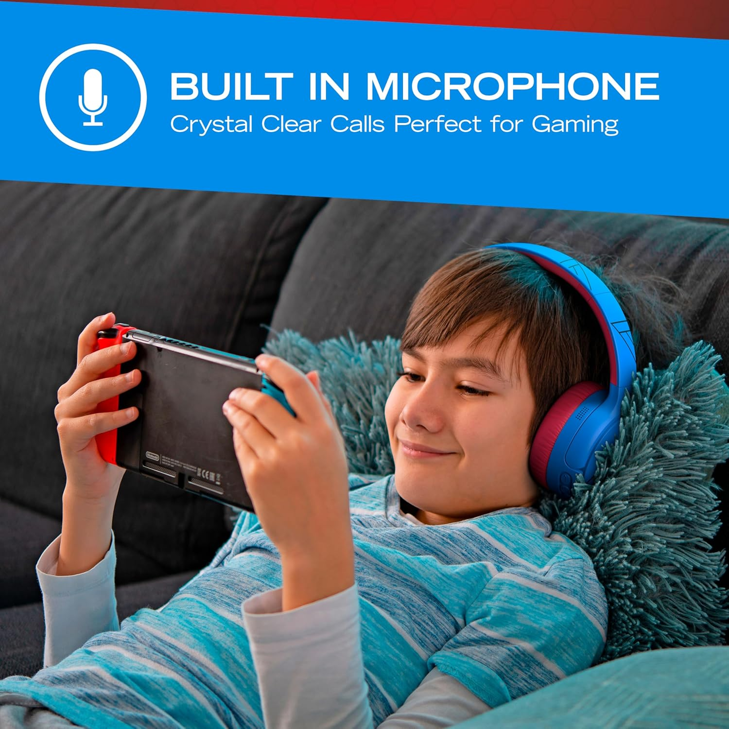 Un garçon avec un casque bleu joue à une Nintendo Switch sur un canapé.