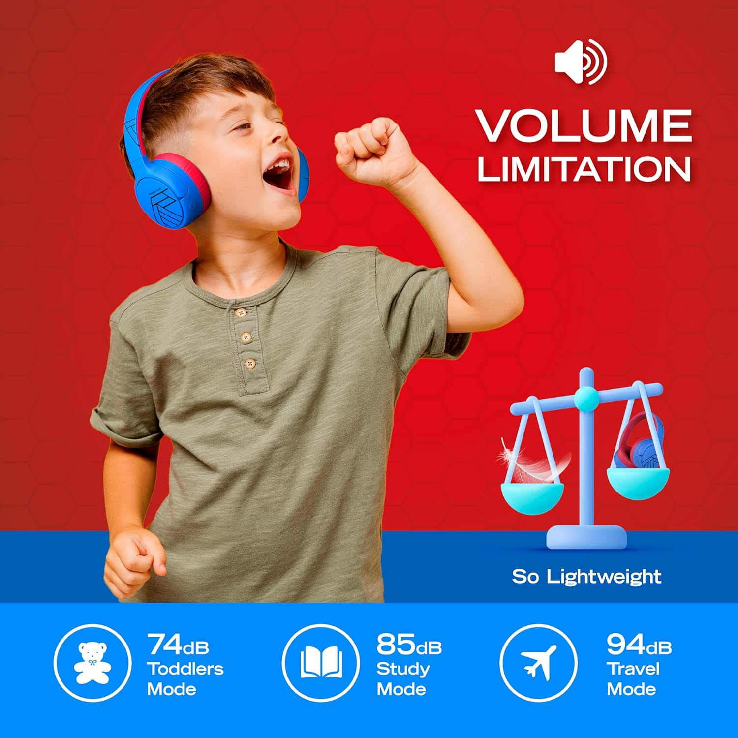 Un garçon avec un casque bleu et des accents rouges chante dans un microphone, avec une balance montrant une plume et un casque.