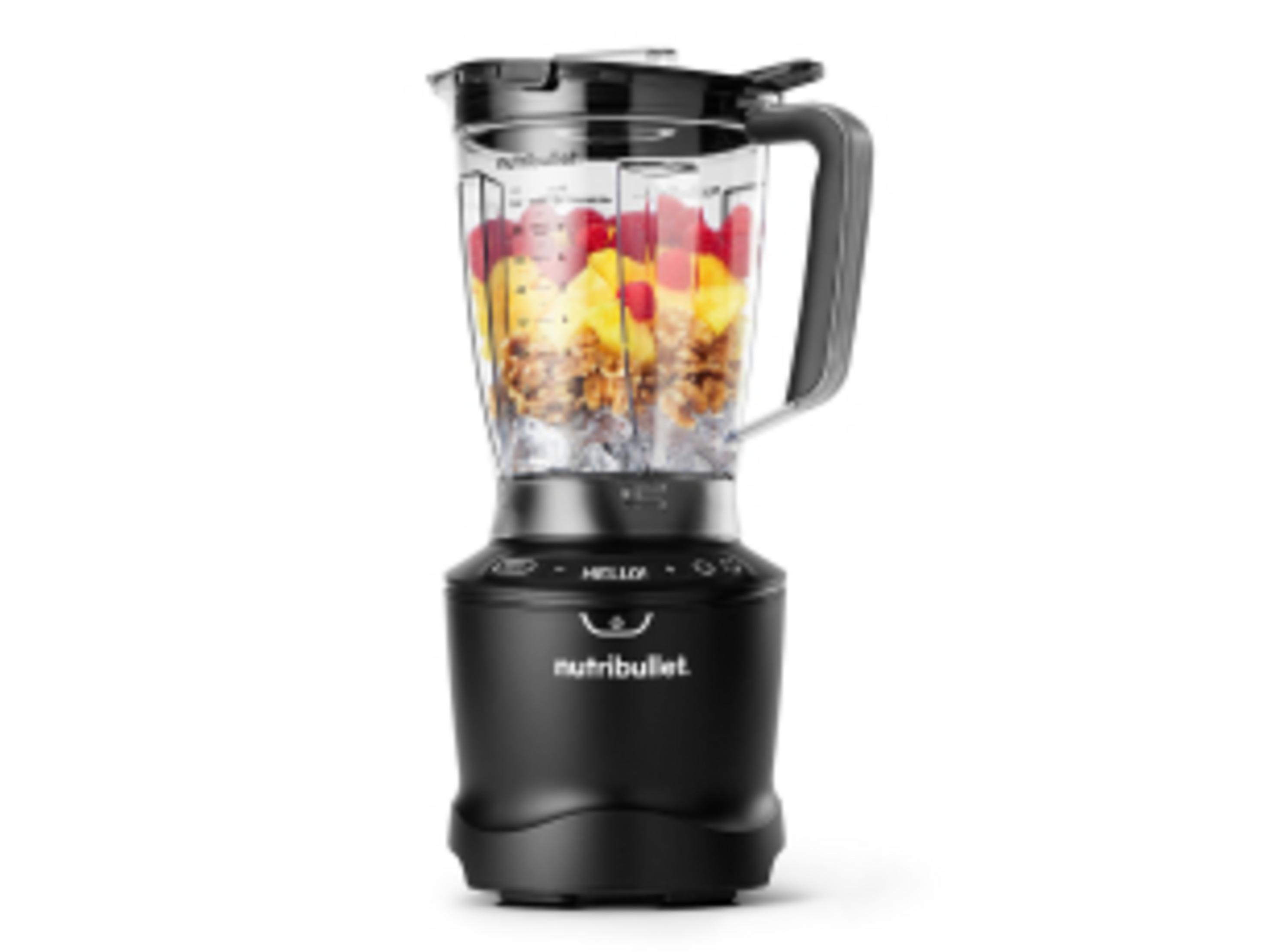 Frullatore nero con frutta e granola nel contenitore.