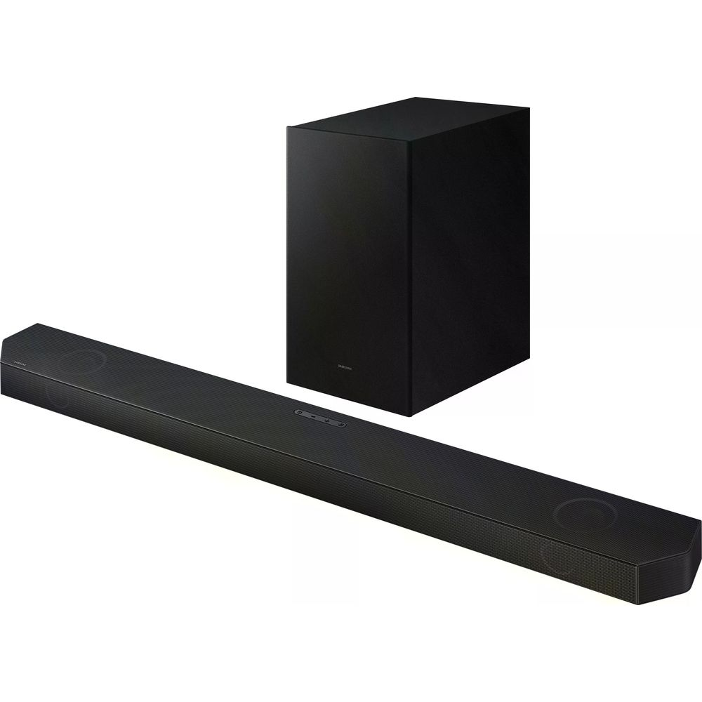 Czarny soundbar i subwoofer na białym tle.