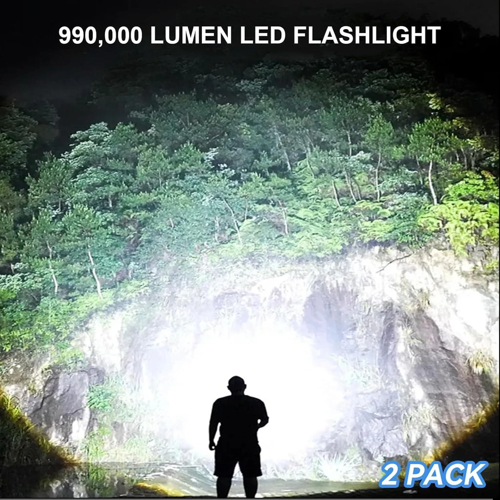 Mann im Schatten vor hellem Lichtstrahl einer Taschenlampe in felsiger, bewaldeter Umgebung.