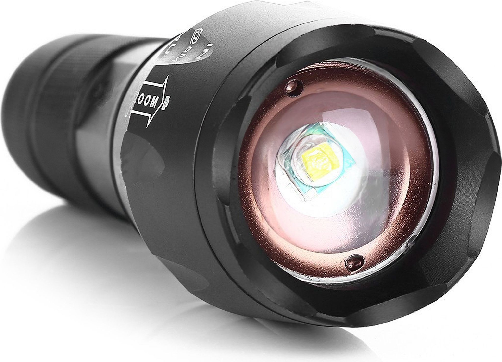 Schwarze Taschenlampe mit beleuchteter LED und Zoom-Markierung auf weißem Hintergrund.