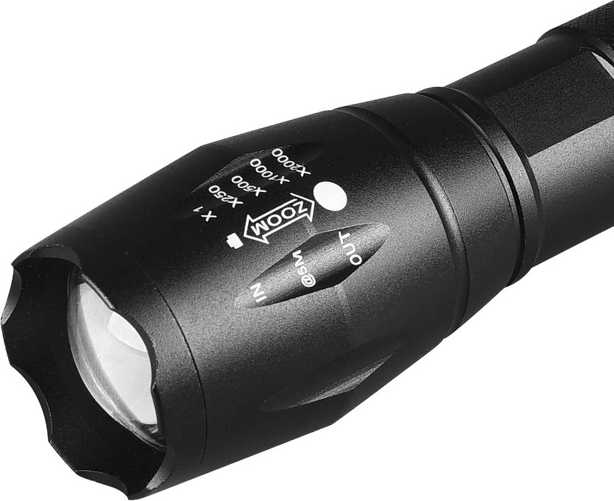 Schwarze Taschenlampe mit Zoom- und Fokusring, Nahaufnahme.