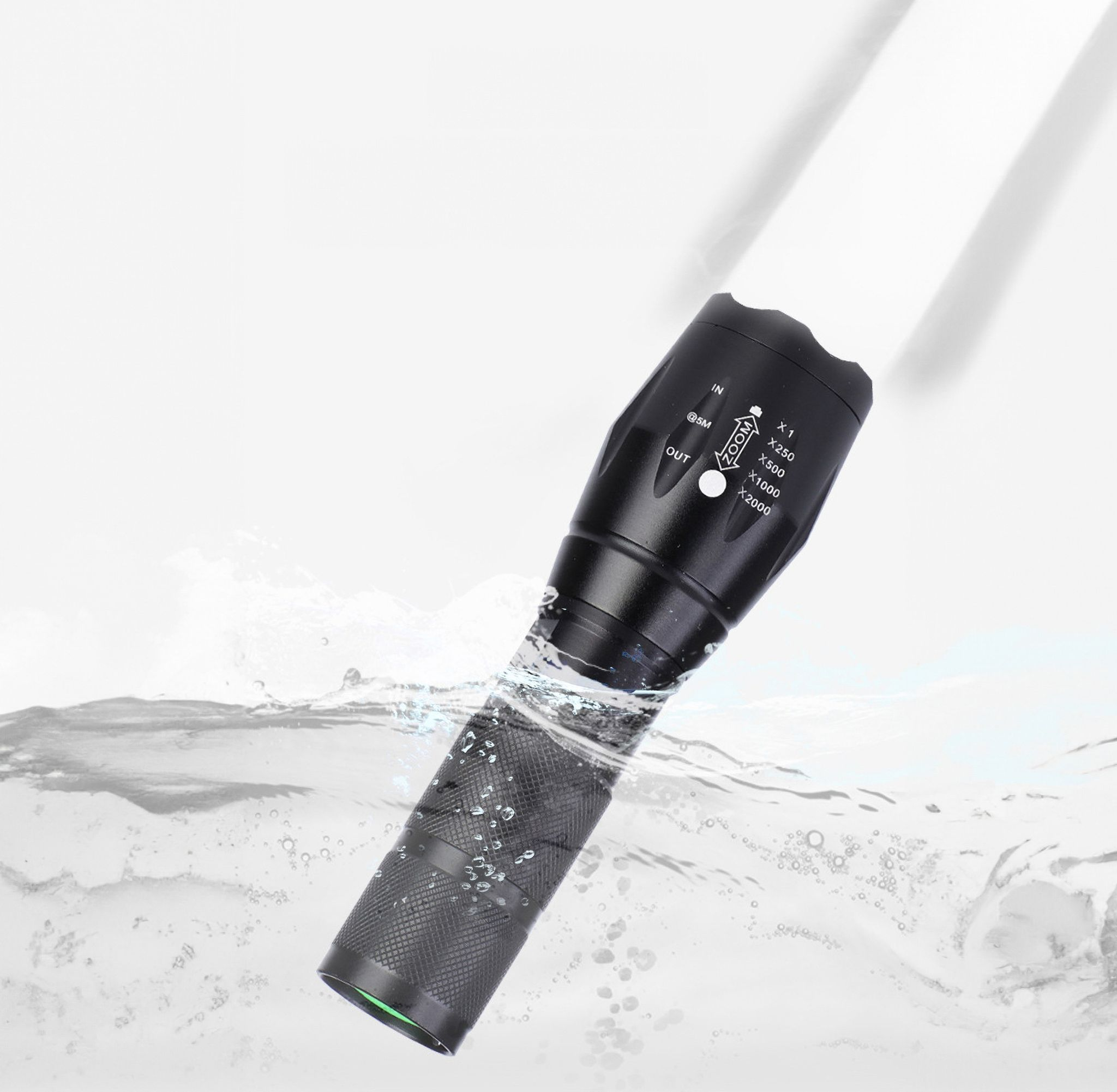 Schwarze Taschenlampe taucht in Wasser, Zoom-Funktion ist sichtbar.