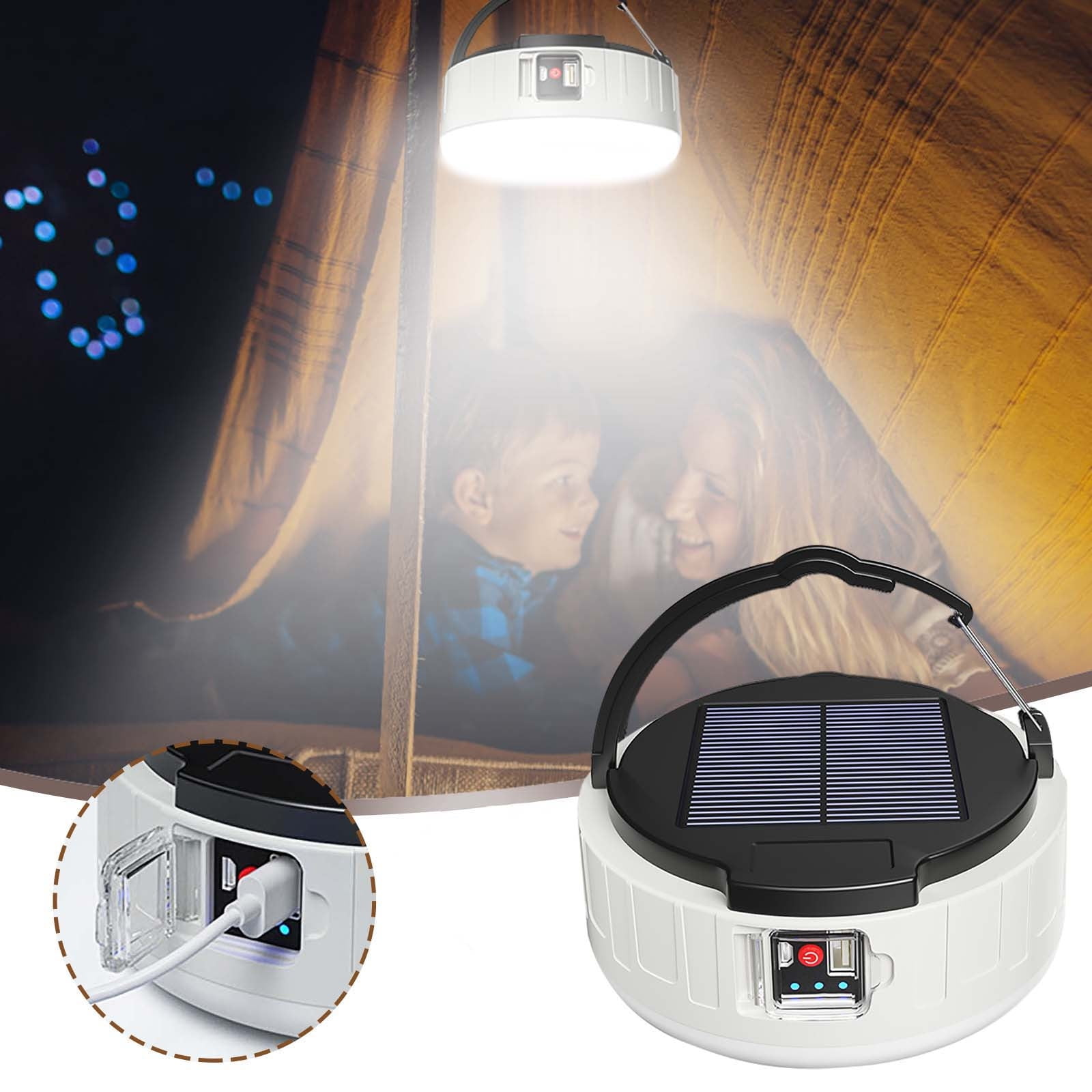 Eine solarbetriebene Laterne leuchtet in einem Zelt auf ein lächelndes Paar.