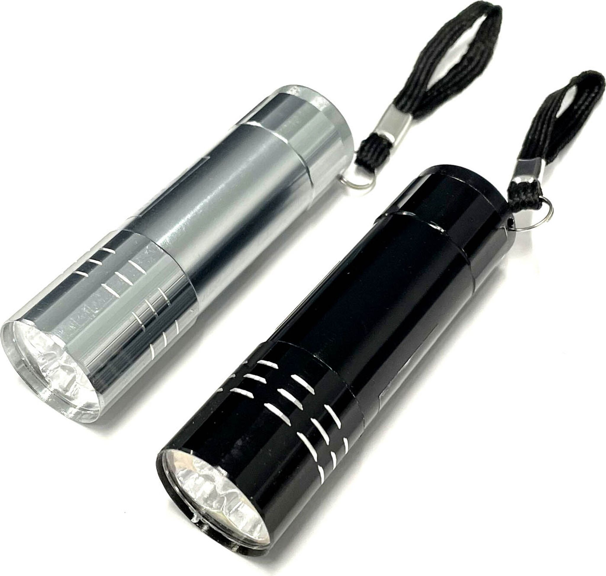 Zwei Taschenlampen, eine silberne und eine schwarze, mit Lanyards.