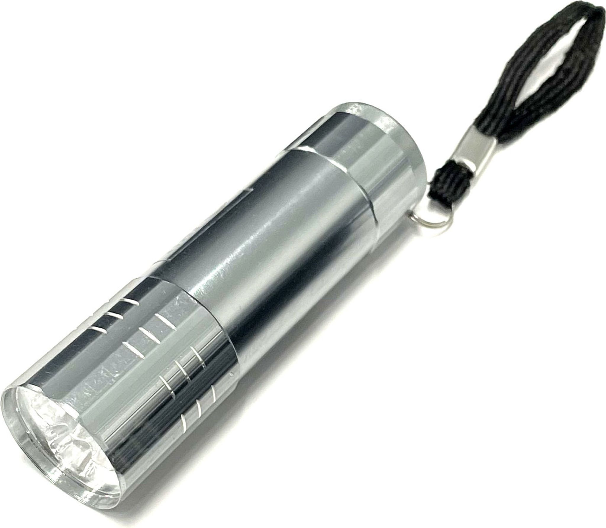 Eine silberne Taschenlampe mit einem schwarzen Lanyard auf weißem Hintergrund.