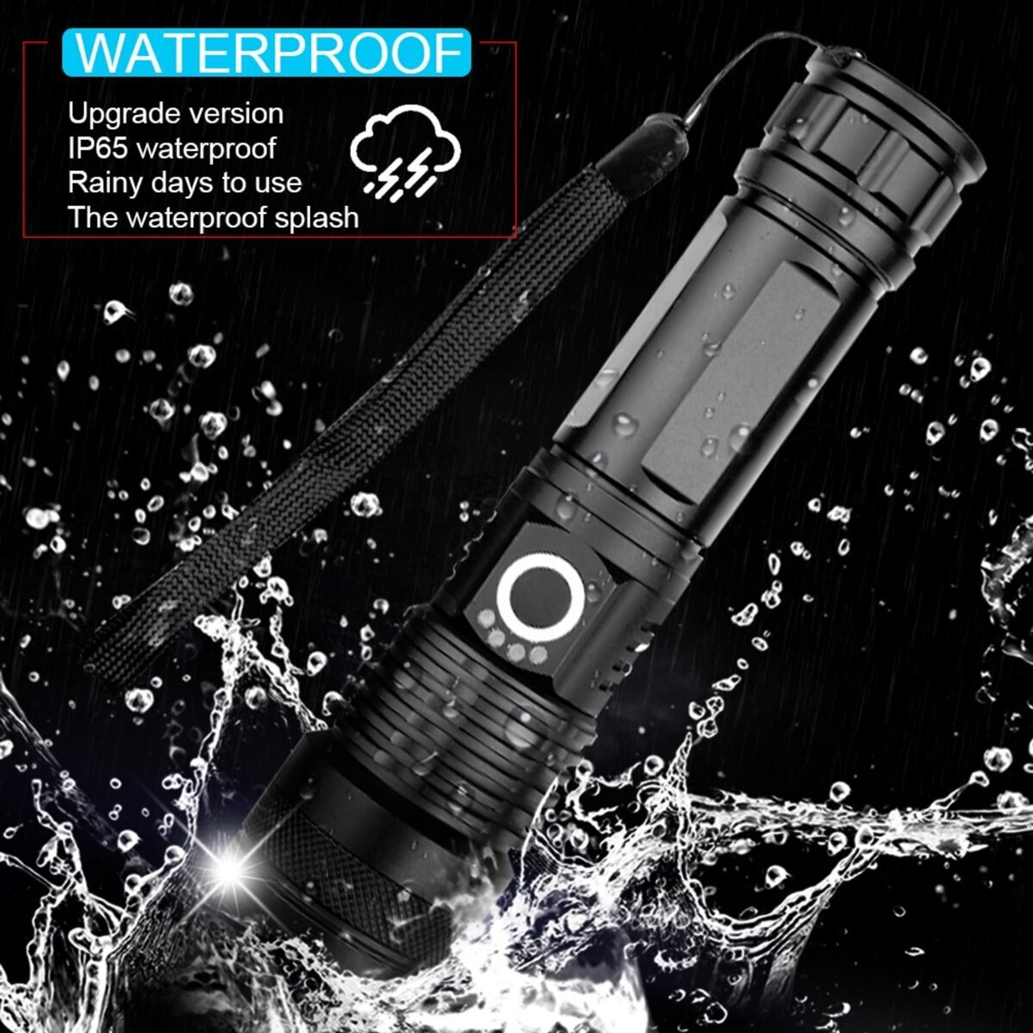 Schwarze Taschenlampe mit Schnur im Wasser, umgeben von Spritzern.