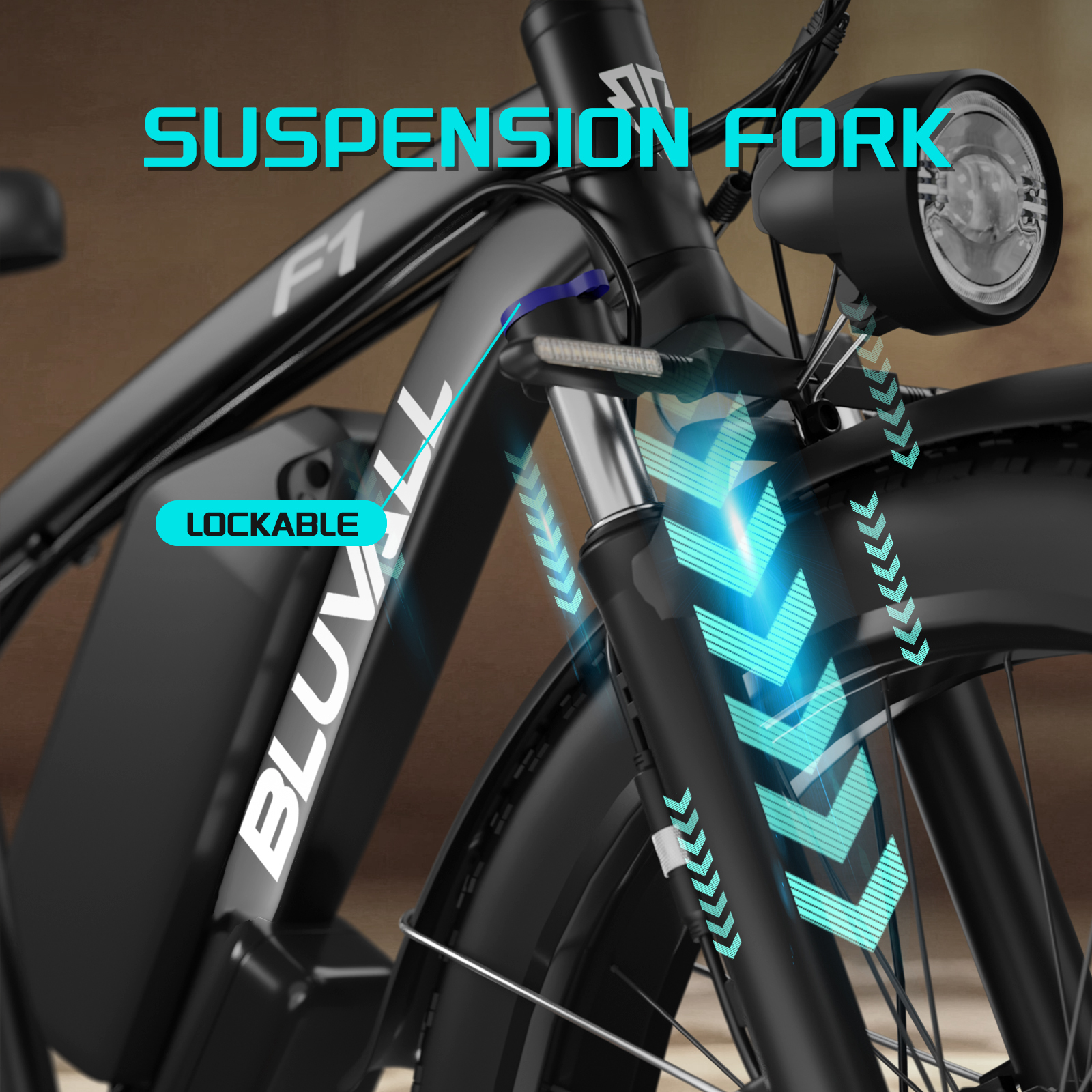 Zbliżenie czarnego widelca amortyzowanego roweru z jasnoniebieskimi strzałkami.