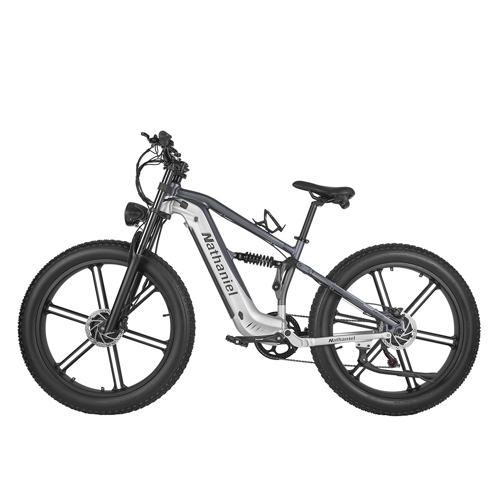 Una bicicleta de montaña gris con suspensión y llantas anchas, aislada.