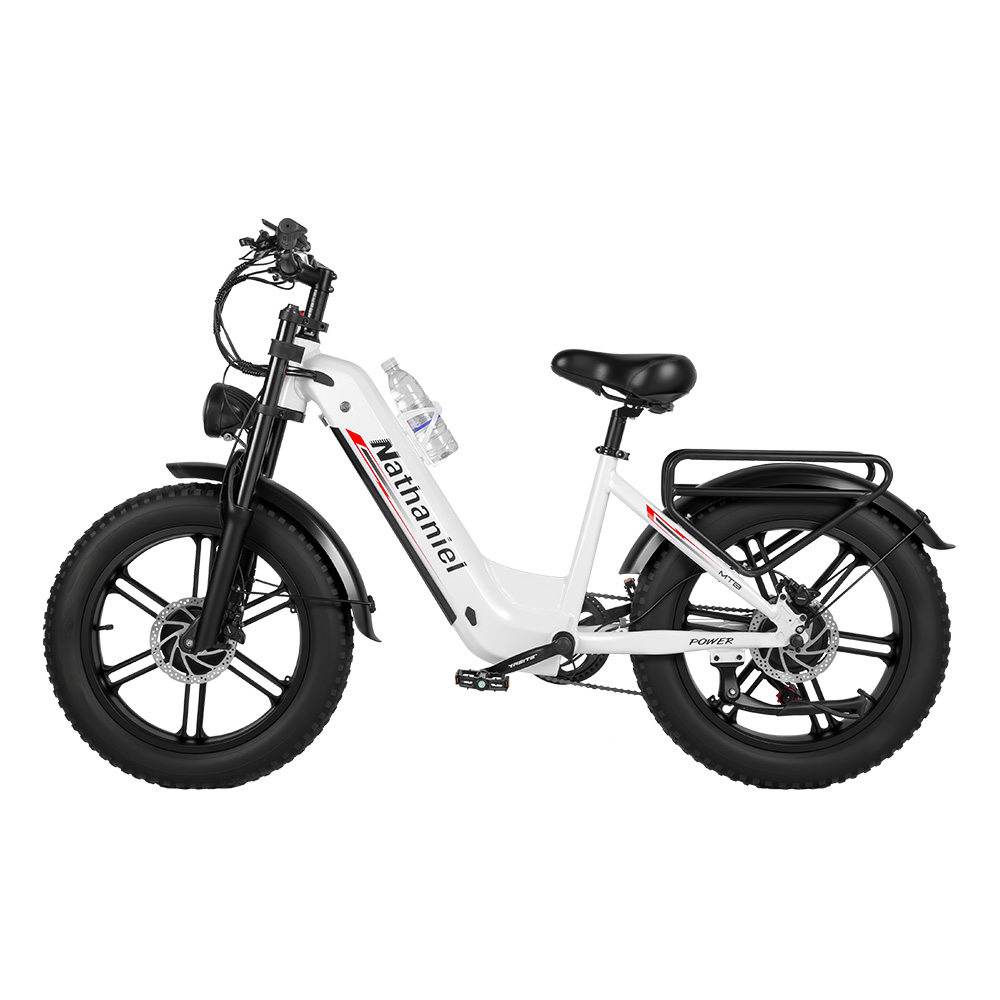 Ein weißes E-Bike mit dicken Reifen, schwarzem Sattel und Gepäckträger.