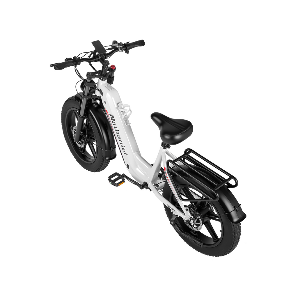 Weißes E-Bike mit dicken Reifen, schwarzem Sattel und Gepäckträger.