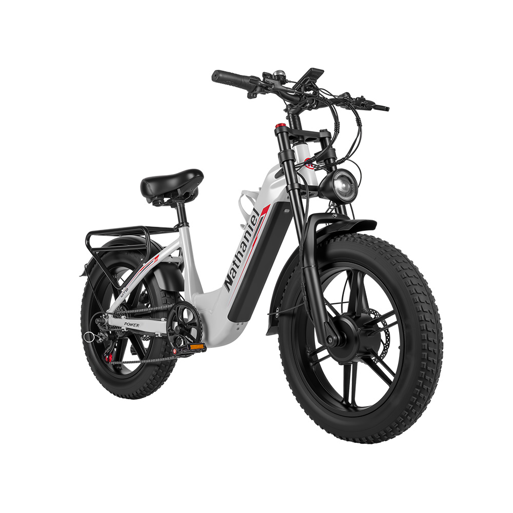 Ein weißes E-Bike mit dicken Reifen, schwarzem Sattel und Gepäckträger.