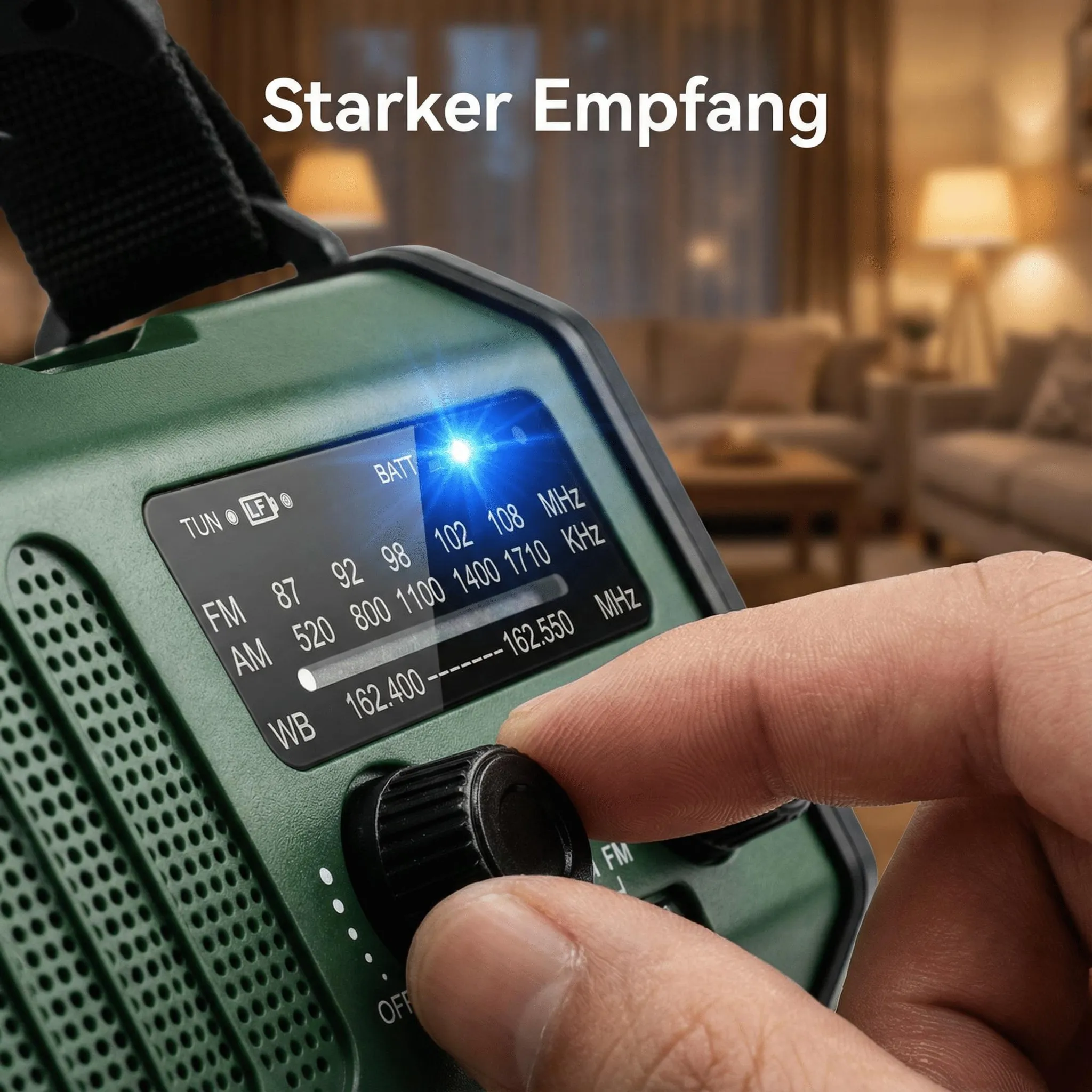 Eine Hand dreht am Knopf eines grünen Radios mit Frequenzanzeige.