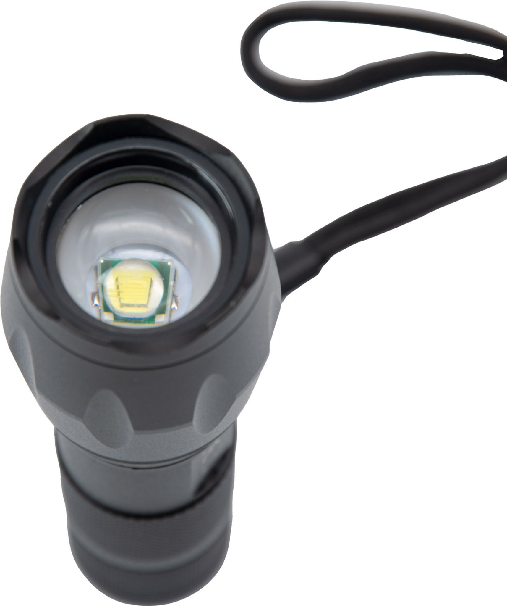 Eine Nahaufnahme einer schwarzen Taschenlampe mit einem hellen LED-Licht und einem Lanyard.
