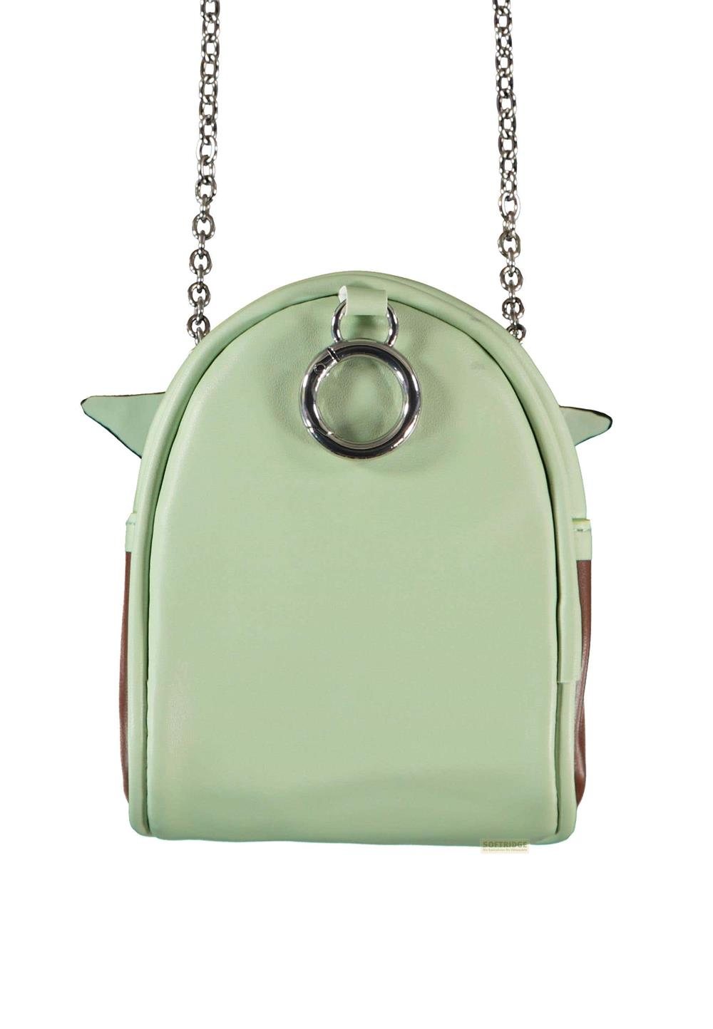 Una bolsa verde claro con orejas y una cadena plateada.