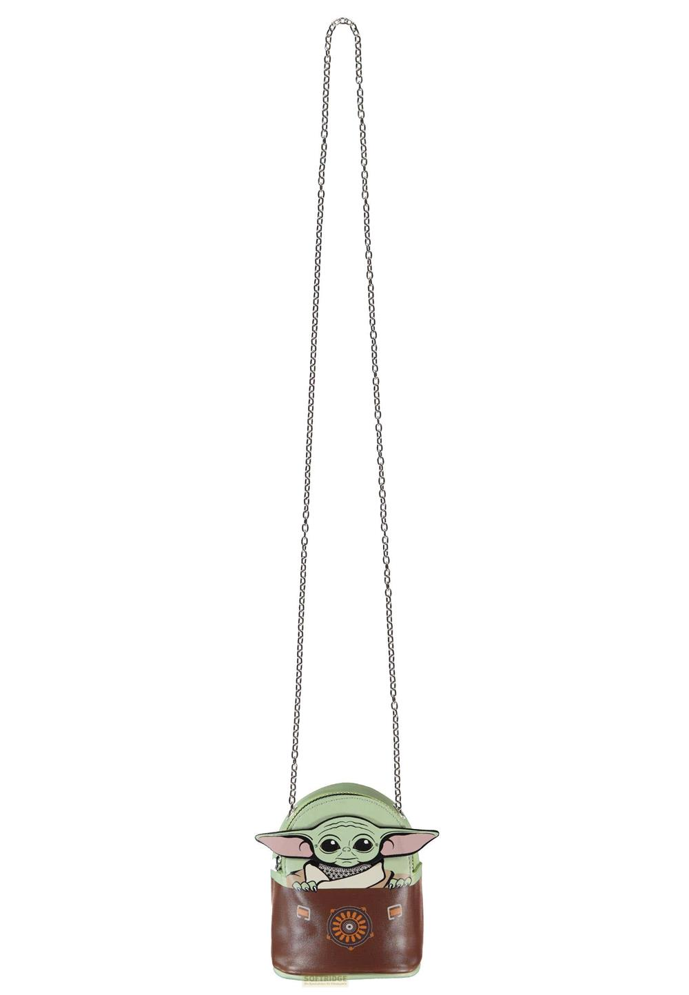 Un bolso verde con forma de Baby Yoda con bolsa marrón y cadena plateada.
