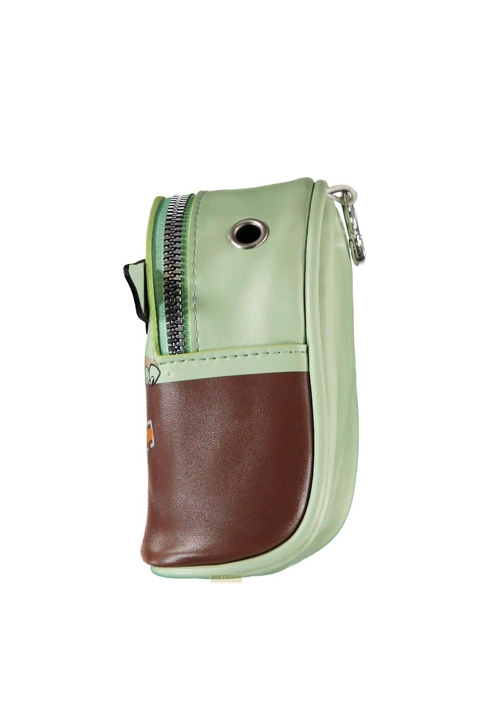 Bolso verde claro con base marrón y detalle de cremallera.