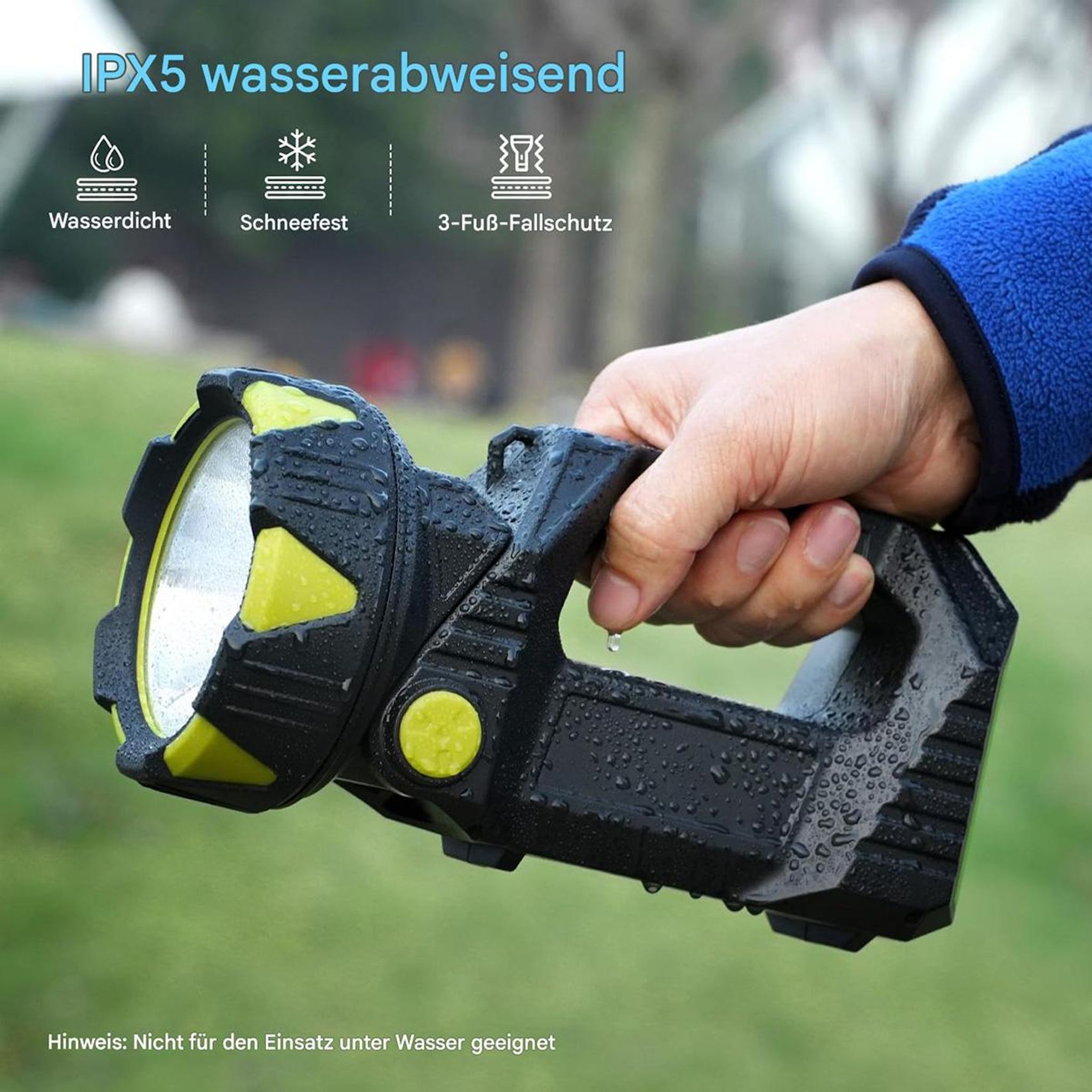 Eine schwarze und gelbe Taschenlampe mit Wassertropfen, die von einer Hand gehalten wird.