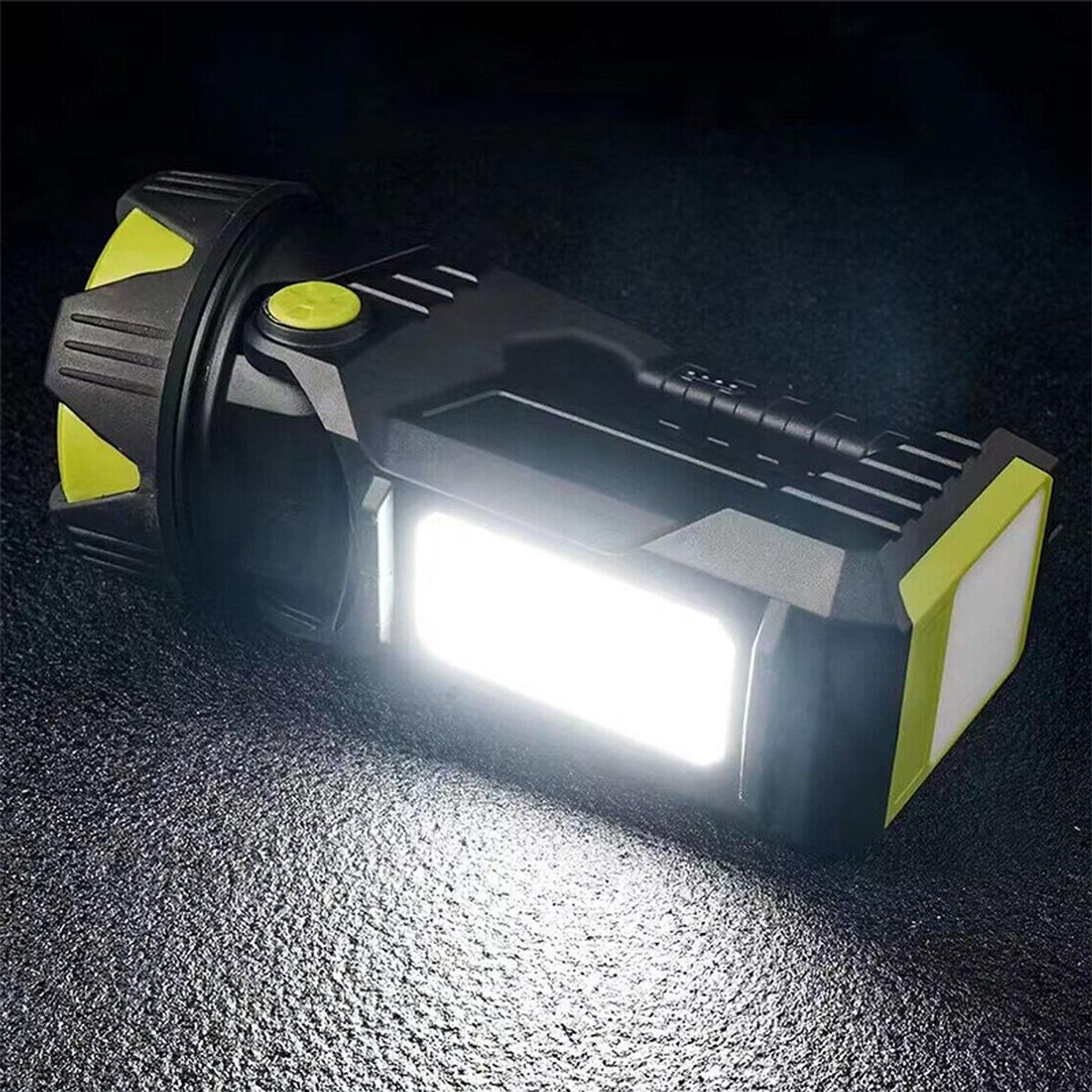 Eine schwarze und gelbe Taschenlampe mit hellem Licht leuchtet auf dunklem Untergrund.