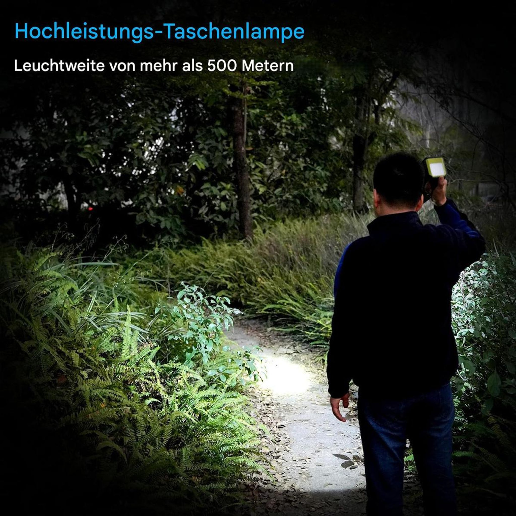 Mann beleuchtet einen Weg im Wald mit einer Taschenlampe.