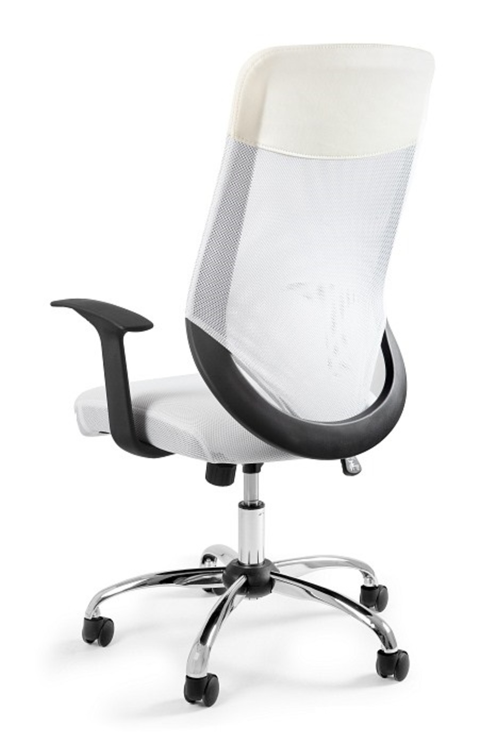 Białe krzesło biurowe z siatkowym oparciem, podłokietnikami i chromowaną podstawą z kółkami.