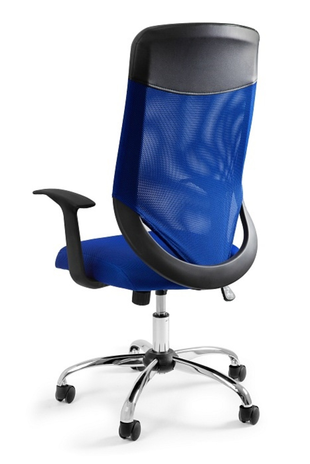 Niebieskie krzesło biurowe z siatkowym oparciem i czarnymi podłokietnikami na chromowanej podstawie.