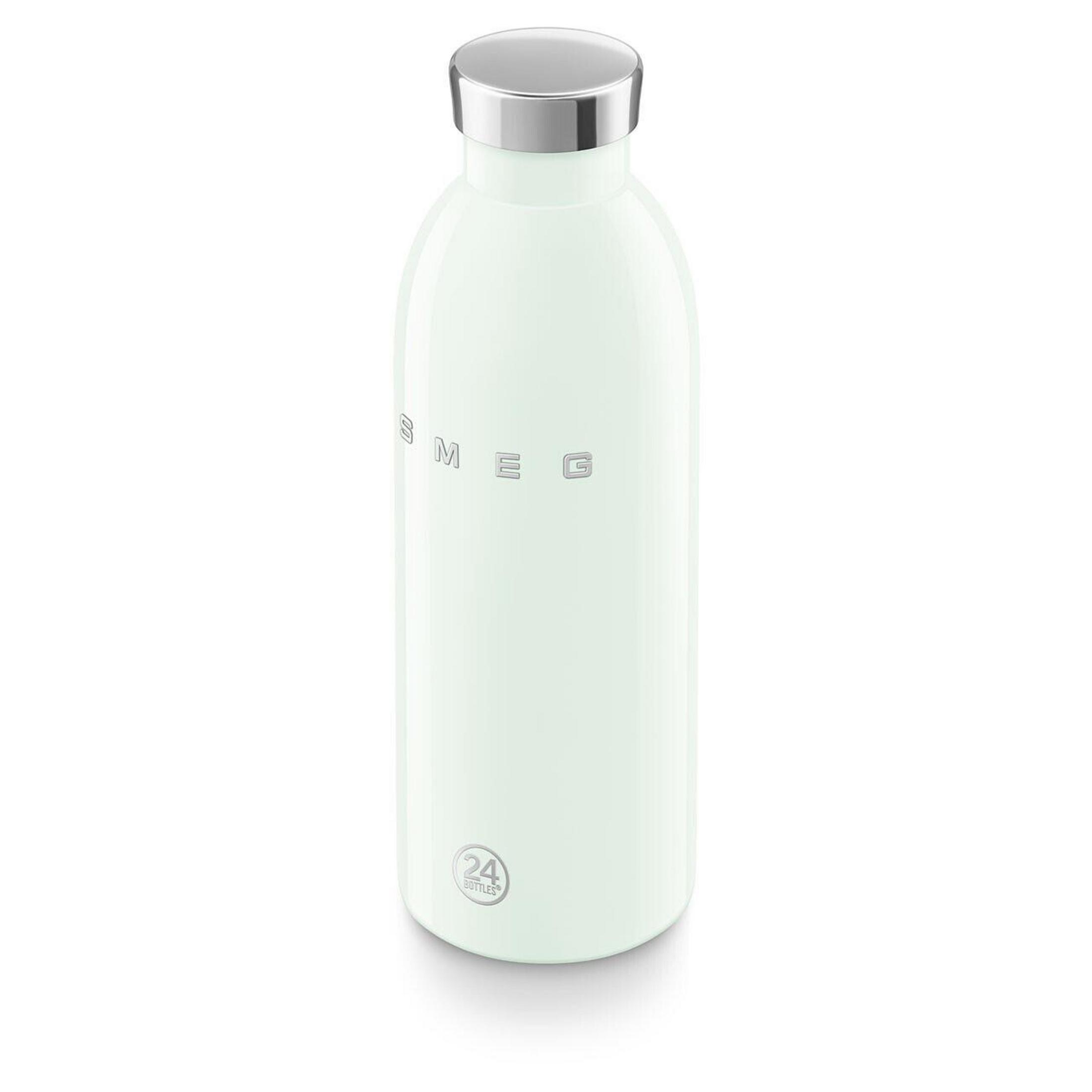 Eine pastellgrüne Flasche mit silbernem Deckel und dem Logo SMEG.