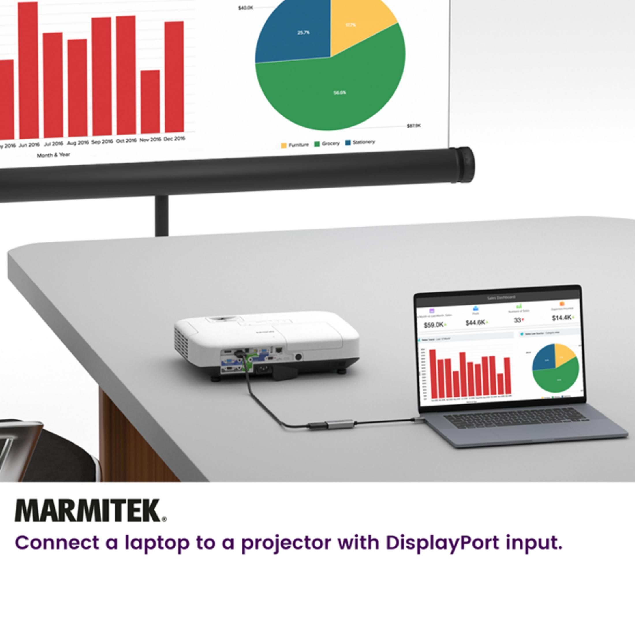 Un ordinateur portable est connecté par câble à un projecteur, posé sur une table.